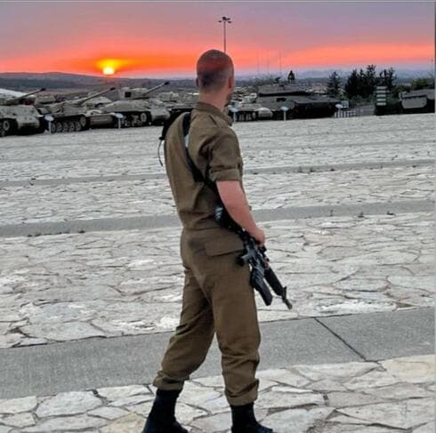 עמית הוד זיו עם משפחתו