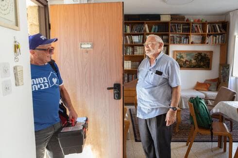 התקנת אביזרי בטיחות בבתי תושבים ותיקים ברחבי העיר