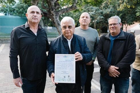 חיים צורי ומשה דוידוביץ' בבית הספר בקרית מוצקין (צילום: ניר שטיינברג, באדיבות עיריית קרית מוצקין) בית ספר "סולם צור" הועתק לקרית מוצקין