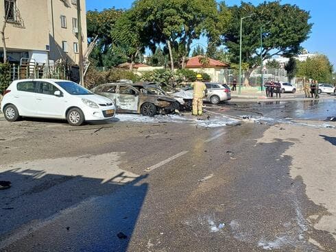 זירת האירוע ברחוב יצחק בן חנן בנתניה (צילום: דוברות כבאות והצלה נתניה) זירת האירוע ברחוב יצחק בן חנן בנתניה