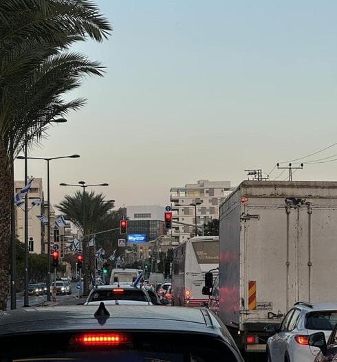 רמזור חדש במרכז קרית אתא מטריף את הנהגים 
