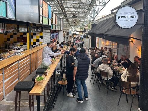 בר הקופסה במתחם "חצר השוק" בנתניה