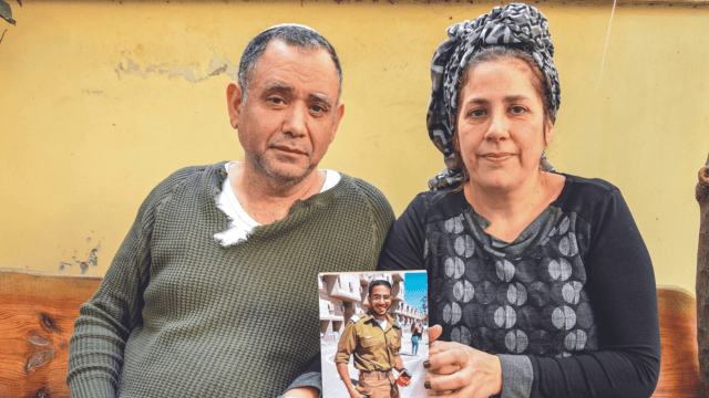 "כשהגיעו לובשי המדים, אמרתי אל תודיעו לי כלום בלי אשתי". אייל ורעות בוצחק
<br> (צילום: נחום סגל) הוריו של סרן אושרי משה בוצחק