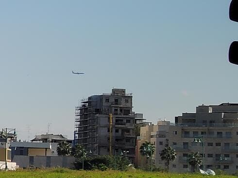 מטוס נוסעים מעל פתח תקוה
