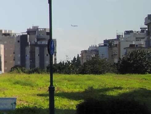 מטוס נוסעים מעל פתח תקוה