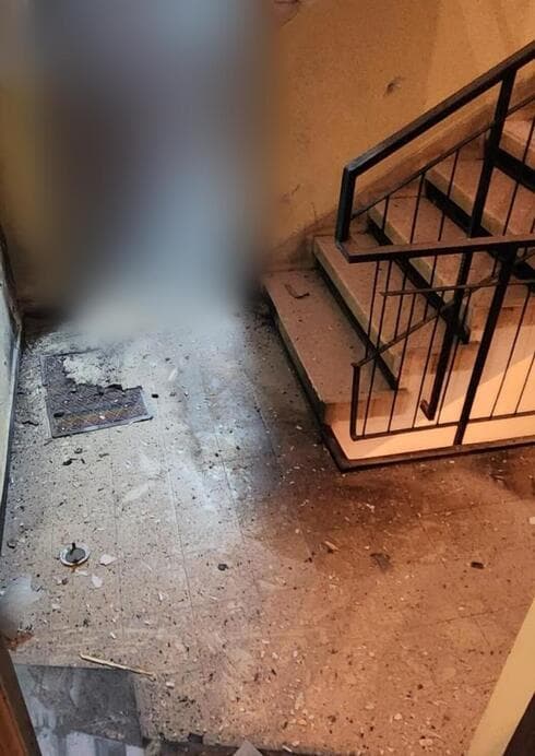 חדר המדרגות לאחר הפיצוץ בפתח תקוה