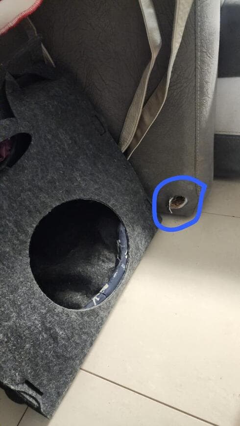 חור בכרית מאחד הרסיסים