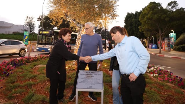 חנוכת הכיכר החדשה