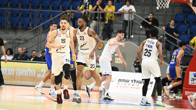 שחקני באר שבע. רוצים לעשות הערב היסטוריה קטנה
