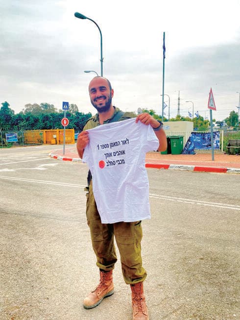 החולצה הגיעה אליו בעזה (צילום: ביה"ס ומחלקת הנוער מכבי ראשל"צ בכדורסל) החולצה הגיעה אליו בעזה