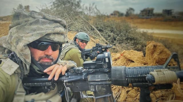 גדי רוז בעזה. "כמו שאני נלחם למען אזרחי המדינה, שהמדינה תילחם בשבילי" (צילום: אלבום פרטי) גדי רוז בעזה. "כמו שאני נלחם למען אזרחי המדינה, שהמדינה תילחם בשבילי"