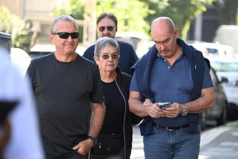 קרול פסלר בדרכה לדיון בבית המשפט