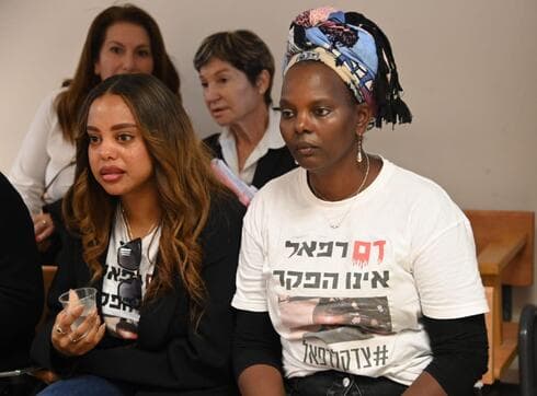 שמחה צגאי (משמאל) בבית המשפט 