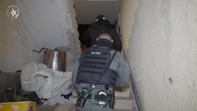 שוטרים מגיעים לעצור את החשודים בהצתת משאיות קירור