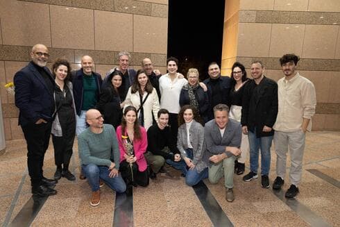 שמוליק יפרח (משמאל) עם שחקנים מההצגה