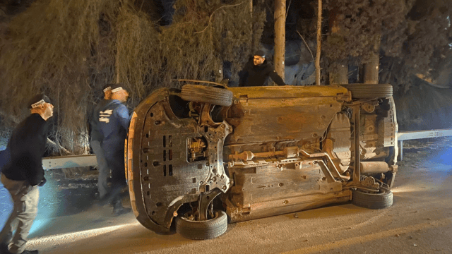 הרכב של החשודים לאחר שהתהפך במהלך המרדף