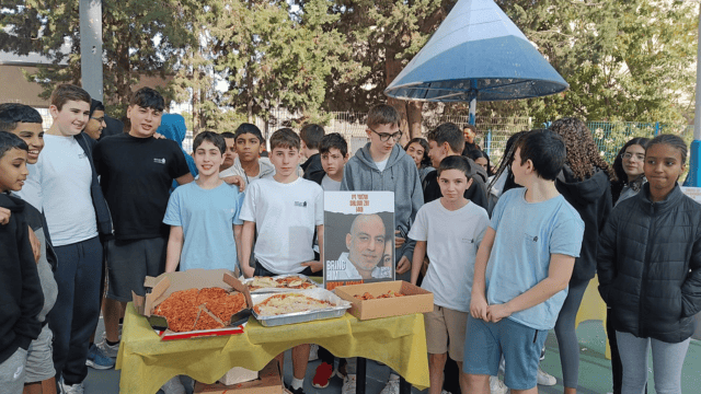 תלמידי דרכא עם המנות