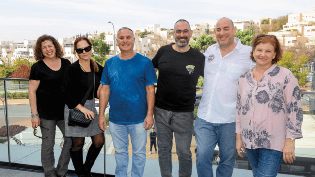 מימין: טרייסי רום, משה שוורץ, יניב מוראיטי, אדי בלנקו, ג'ודי אלקובי ומאירה פרימס (צילום: יריב כץ) מימין: טרייסי רום, משה שוורץ, יניב מוראיטי, אדי בלנקו, ג'ודי אלקובי ומאירה פרימס