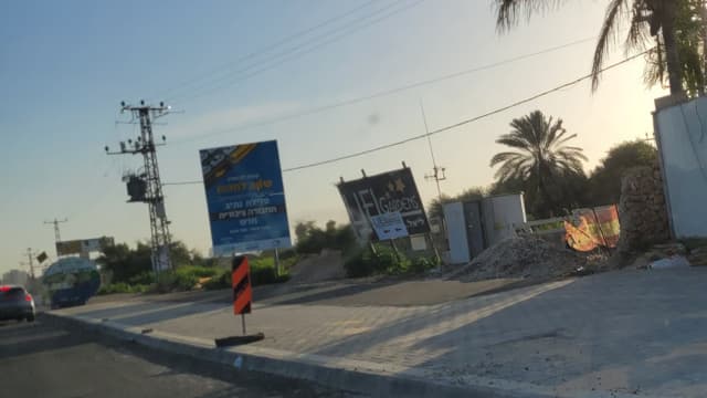 ליאל גרדנס במחלף ירקונים. נותר רק השלט