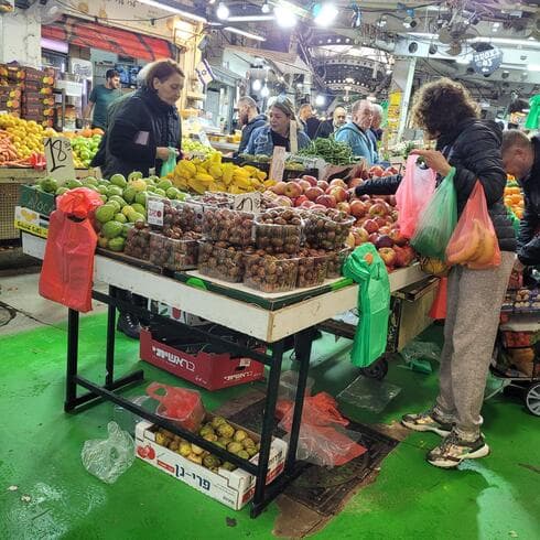 שוק פתח תקוה ביום שישי (צילום: שירות מיינט) שוק פתח תקוה ביום שישי