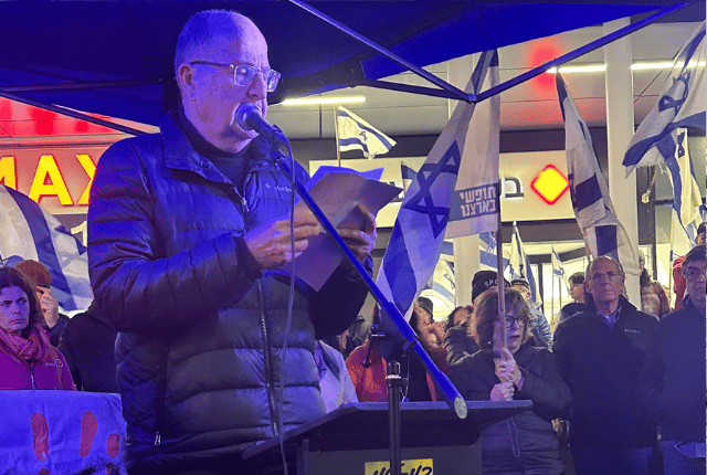 בוגי יעלון בעצרת בחורב (צילום: מחאת העם חיפה) בוגי יעלון בעצרת בחורב