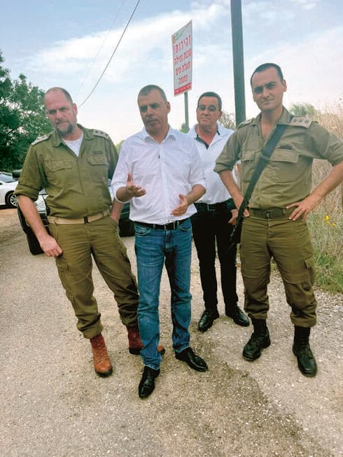 ראש העירייה סער בסיור עם אנשי צבא ליד הגדר