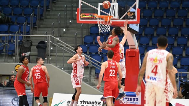 שחקני ב"ש בהפסד לגליל. הפסד לחיפה יוביל את הקבוצה אל מתחת לקו האדום (צילום: הרצל יוסף) שחקני ב"ש בהפסד לגליל. הפסד לחיפה יוביל את הקבוצה אל מתחת לקו האדום