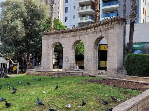 אנדרטת הברון רוטשילד. מקום המפגש לסיור בין העצים הוותיקים