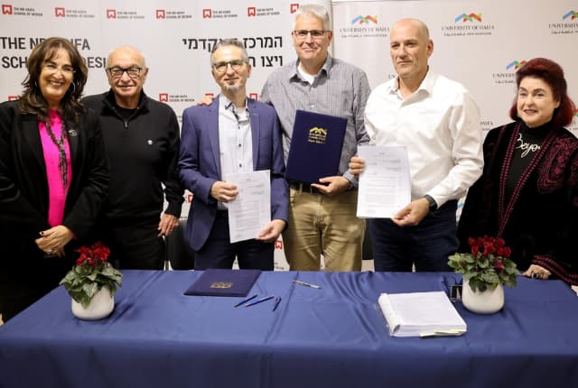 מימין: פרופ' לאה פרץ ראש בית הספר לעיצוב, שרון זייד, מנכ"ל אוניברסיטת חיפה, פרופ' גור אלרואי, רקטור אוניברסיטת חיפה, מ"מ נשיא המרכז האקדמי ויצו, אדריכל אורי רונן, צביקה רק, יו"ר הוועד המנהל של ויצו, אניטה פרידמן, יו"ר ויצו העולמית. (צילום: יוסי קרסו) מימין: פרופ' לאה פרץ ראש בית הספר לעיצוב, מר שרון זייד, מנכ"ל אוניברסיטת חיפה, פרופ' גור אלרואי, רקטור אוניברסיטת חיפה, מ"מ נשיא המרכז האקדמי ויצו, אדריכל אורי רונן, מר צביקה רק, יו"ר הוועד המנהל של ויצו, גב' אניטה פרידמן, יו"ר ויצו העולמית.