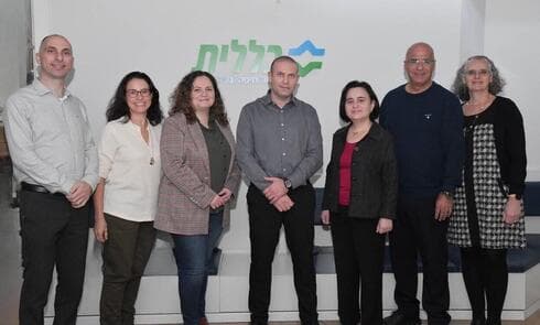 משמאל לימין: ד"ר מוסא זובידאת, ד"ר ליעד ורדי, ד"ר סונה כרכבי, רונן נודלמן (במרכז), ד"ר סילבי שילר, ד"ר עטא עבאס, ד"ר רחל דהן