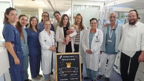 חני והתינוקת אילה עם צוות פגיית כרמל 