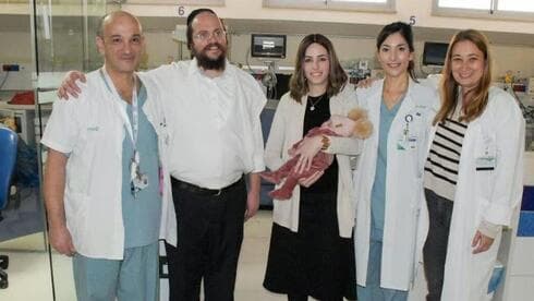 מימין לשמאל, ד"ר קרן לביא נבו מנהלת הפגייה, ד"ר מעיין להב רופאה במחלקת נשים, חני ובעלה יוסי, ד"ר ראובן קידר מנהל חדרי הלידה במרכז הרפואי כרמל