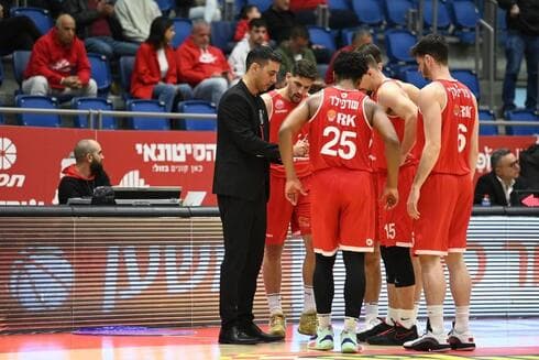 שמיר עם השחקנים. "אולי נשנה אסטרטגיה "
