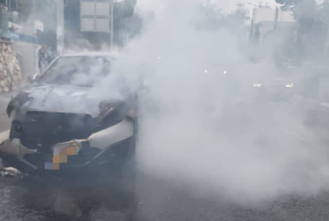 עשן שהחל להעלות מרכב בשדרות מוריה חיפה