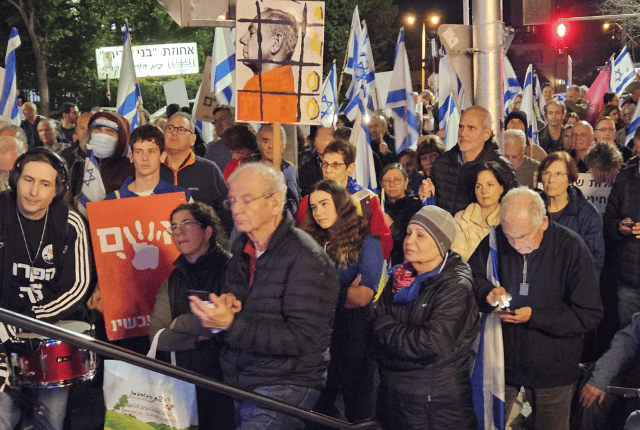 "מגיע לנו הנהגה אחרת". המפגינים בחורב