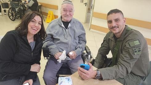 אניטה ומאור עם אביהם שמעון