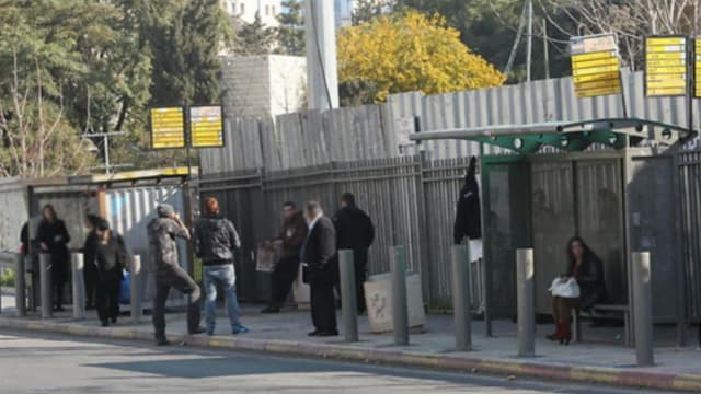 הפתרון של מולנר: עמודי ביטחון בקדמת תחנות אוטובוס