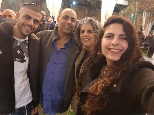 יעקב אברהם עם בני משפחתו
