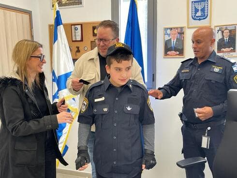 דרגות של סמל בכיר ותעודת שוטר. מפקד תחנת זבולון, אייל והוריו (צילום: פרטי) הגשמת חלום לאייל רוט מקרית מוצקין