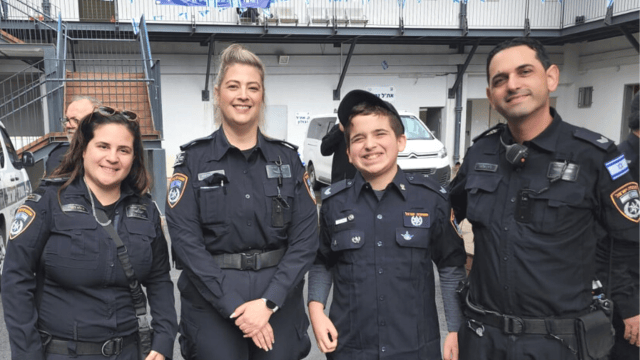 "רוצה לדמור על אנשים". אייל והשוטרים (צילום: פרטי) הגשמת חלום לאייל רוט מקרית מוצקין