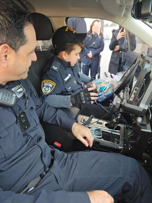 ניידת המשאלות הגיעה לכיתה התקשורתית בבית הספר בן גוריון (צילום: פרטי) הגשמת חלום לאייל רוט מקרית מוצקין