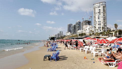 חוף בת ים. עונת הרחצה נפתחה