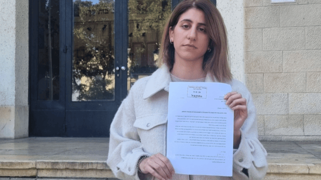סאלי עבד מגישה את המכתב לעיריית חיפה
