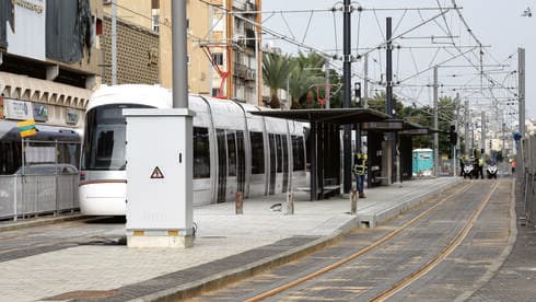 הרכבת הקלה בבת ים (צילום: קובי קואנקס) הרכבת הקלה בבת ים. מושכת דיירים מבחוץ