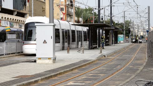 הרכבת הקלה בבת ים (צילום: קובי קואנקס) הרכבת הקלה בבת ים. מושכת דיירים מבחוץ