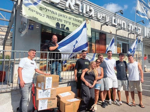 תרומות לחיילים. ברוך ומתנדבים בחמ"ל קרית חיים 