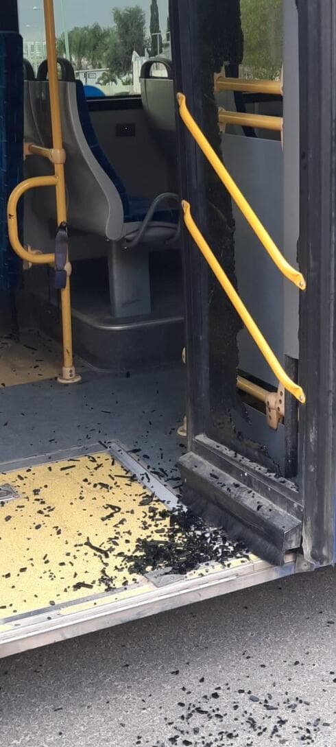 דלת הזכוכית שנופצה באוטובוס