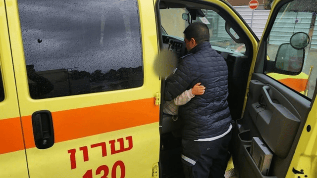 הילד מוכנס לניידת מד"א