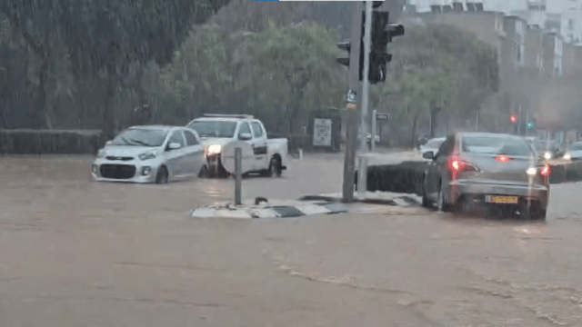 הצפה וחילוץ בשדרות בן צבי בנתניה (צילום: באדיבות חדשות ישראל בטלגרם) הצפה וחילוץ בשדרות בן צבי בנתניה