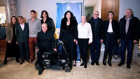 מימין לשמאל: תומר פרג, ליטל וקסלר, ענת ויעקב סיגמן, שגית אופיר, משה הרשלום, לילך ורועי סער, ישעיהו ורותי מנת